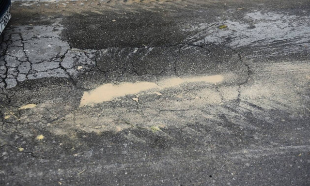 Καθίζηση σε δρόμο στο Παλαιό Φάληρο – Δείτε φωτογραφίες από το σημείο