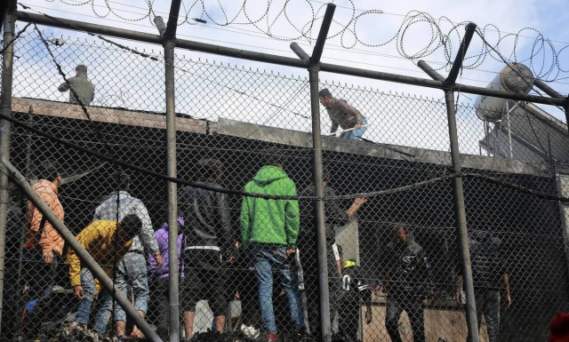 Μυτιλήνη: Άγριες συγκρούσεις μεταξύ μεταναστών και προσφύγων στην πλατεία Σαπφούς