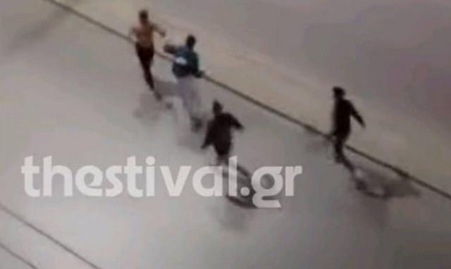 Θεσσαλονίκη: Άγριο ξύλο στην μέση του δρόμου μεταξύ αλλοδαπών