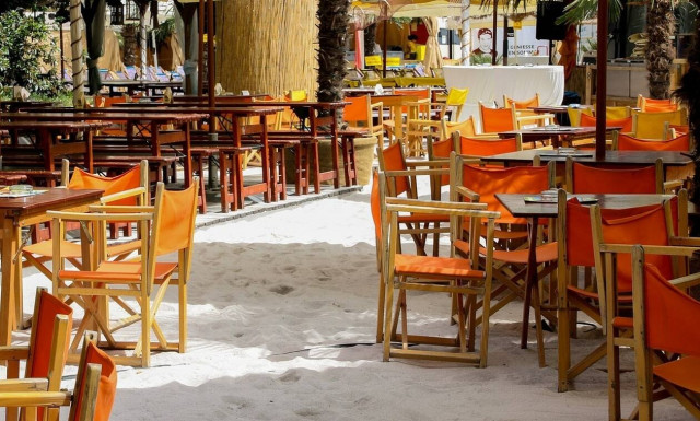 Απίστευτες εικόνες σε μπαρ: Ο ένας πάνω στον άλλο εν μέσω πανδημίας (pics)