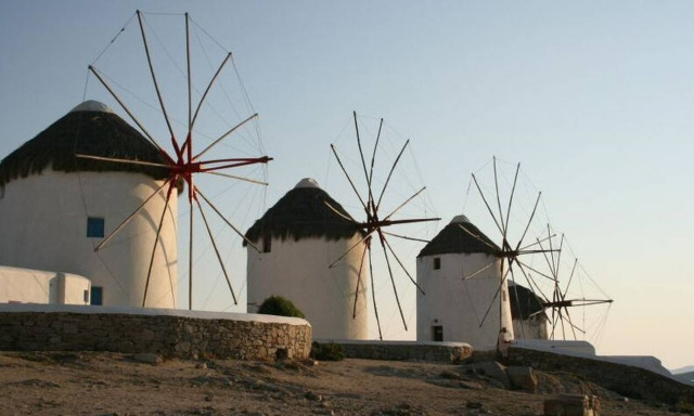 Σάλος στη Μύκονο: Πάρτι με χανούμισσες μέσα σε εκκλησία - Έκαναν μέχρι και στριπτίζ