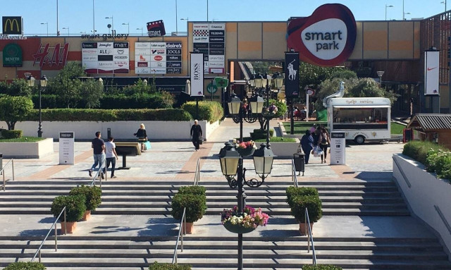 Εμπορικό κέντρο Σπάτων: Ανοιχτά τα μαγαζιά τις Κυριακές από Μάιο μέχρι Οκτώβριο