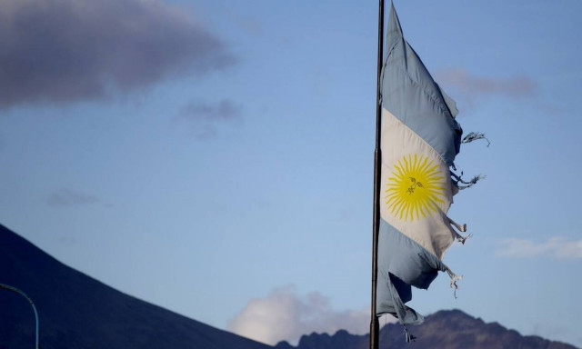 H Αργεντινή καταρρέει: Οι οίκοι S&P και Fitch κήρυξαν τη χώρα σε κατάσταση «χρεοκοπίας»