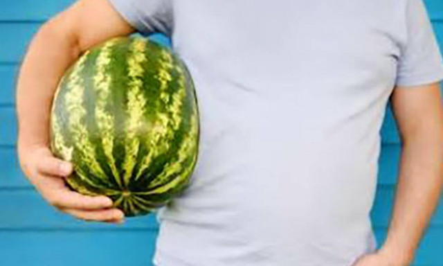 Έτσι κόβουν τα καρπούζια οι… ζόρικοι άντρες! (video)