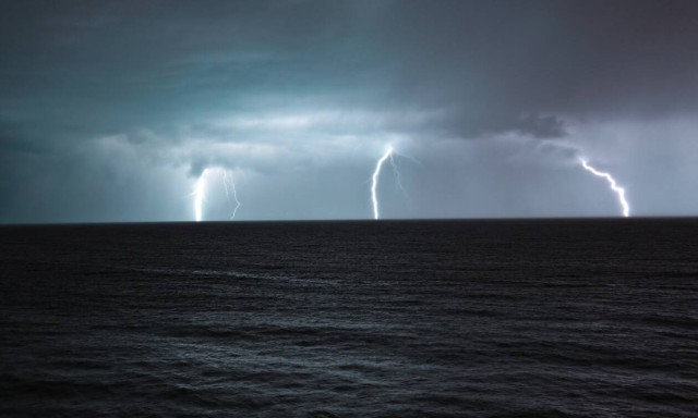 Lightning activity throughout mainland Greece on Tuesday; rain to continue on Wednesday