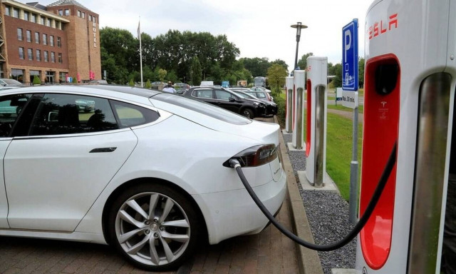 Ηλεκτροκίνηση: Πώς θα διαμορφωθεί το πρόγραμμα των επιδοτήσεων για αυτοκίνητα, ποδήλατα και σκούτερς