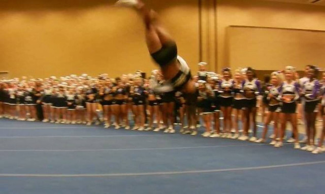 Δείτε πόσες κωλοτούμπες στη σειρά κάνει αυτή η αθλήτρια! (video)