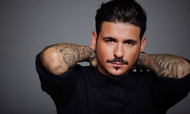 Stan: Με το κορίτσι του στους γονείς του στην Πάρο (vid)