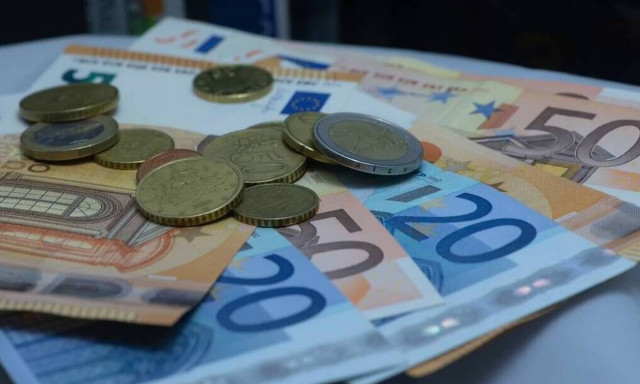 Νέο επίδομα 534 ευρώ: Ποιοι είναι οι δικαιούχοι - Πώς και πότε θα το λάβουν 