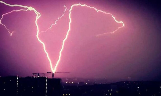 Κεραυνός χτυπάει γιγάντιο αεροπλάνο - Εικόνες που κόβουν την ανάσα