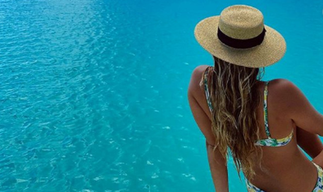 Αυτή είναι η σέξι εγγονή του Σον Κόνερι - Ποζάρει με μαγιό και «ρίχνει» το Instagram