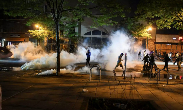 Μινεάπολη: Νέο βίντεο διαψεύδει τους αστυνομικούς για τον θάνατο του Αφροαμερικανού -Βίαια επεισόδια