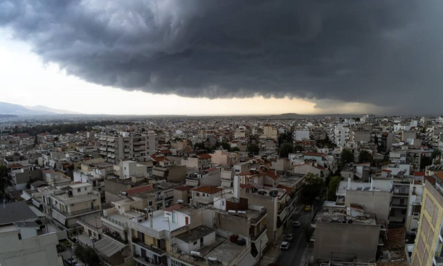 Καιρός ΤΩΡΑ: Ισχυρές καταιγίδες «σαρώνουν» την Αττική 