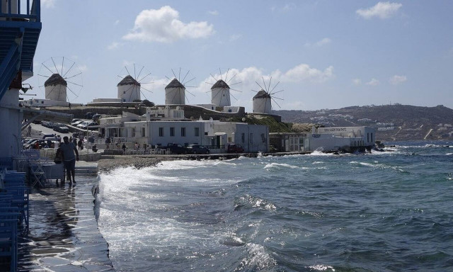 Το «θαύμα» της Μυκόνου: Ξεπουλάνε οικόπεδα – φιλέτα για 750 ευρώ το μήνα 