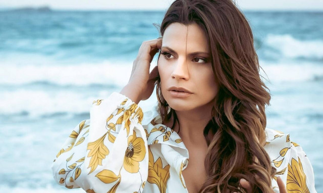 Η Βίκυ Καρνέζη ερμηνεύει Γιώργο Χατζηνάσιο 