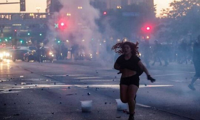 Μινεάπολη - Απίστευτο: Αστυνομικοί συλλαμβάνουν στον αέρα το συνεργείο του CNN