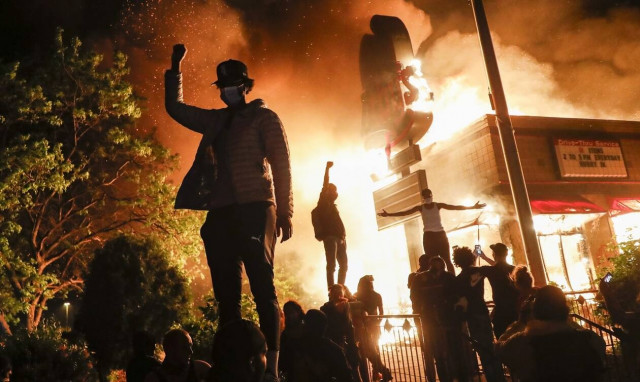 Μινεάπολη: Για φόνο κατηγορείται ο αστυνομικός που σκότωσε τον Τζορτζ Φλόιντ 