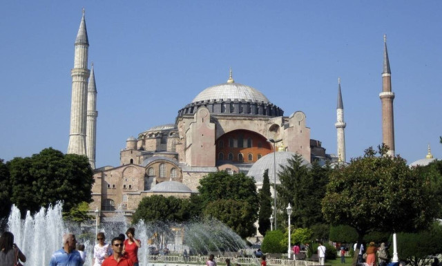 Petsas: Turkish «fiestas» outside Hagia Sophia «annoying»