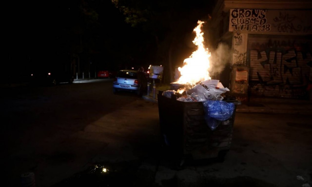 Σοβαρά επεισόδια στα Εξάρχεια - Φωτιά σε κάδο