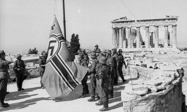 Σαν σήμερα το 1941 Γλέζος και Σάντας κατεβάζουν την γερμανική σημαία από την Ακρόπολη 