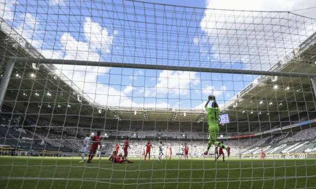 Η Μπάγερν αγκαλιά με τον τίτλο κι όλα τα άλλα μέτωπα ανοιχτά