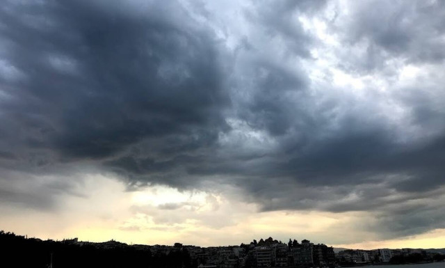 Μαύρισε ο ουρανός στο Αλιβέρι! Θα πάθεις πλάκα αν δεις πως έγιναν οι δρόμοι