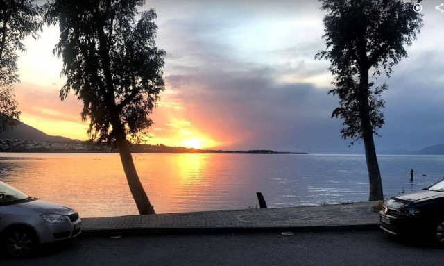 Βρήκαμε κοντά στην Αθήνα, μία παραλία με γαλαζοπράσινα νερά!