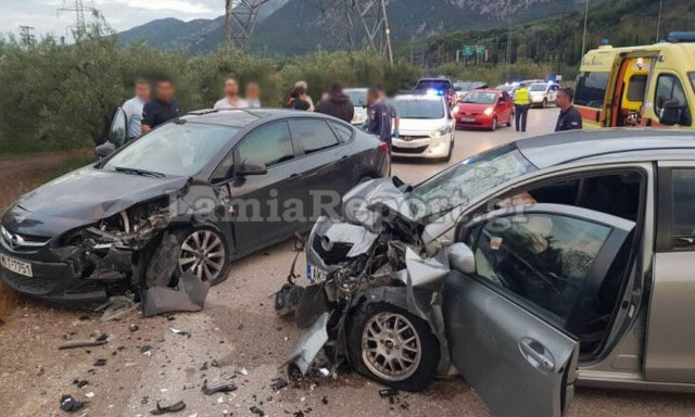 Λαμία: Οικογένεια σώθηκε από θαύμα - Έπεσε πάνω της αυτοκίνητο από το αντίθετο ρεύμα!