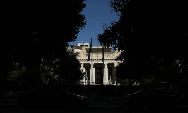 Παρέμβαση του Ρουβίκωνα με τρικάκια έξω από το Μαξίμου 