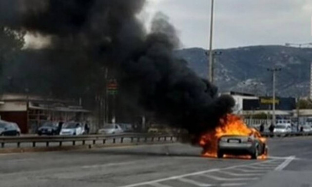 Αυτοκίνητο τυλίχθηκε στις φλόγες στον Ασπρόπυργο - Μποτιλιάρισμα στην Εθνική Οδό