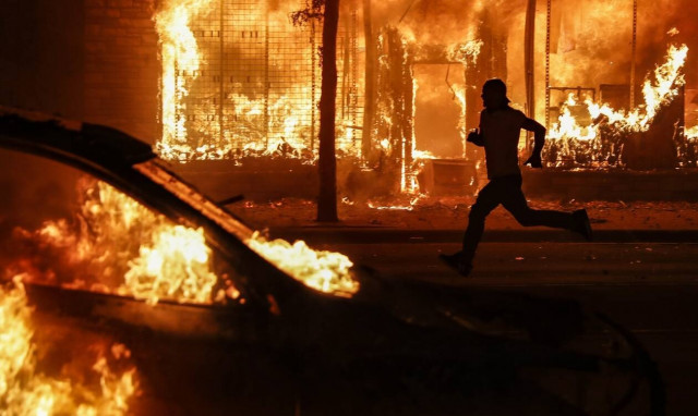 Χάος στις ΗΠΑ μετά το φόνο του Τζορτζ Φλόιντ: Λεηλατούν κατάστημα σε δευτερόλεπτα