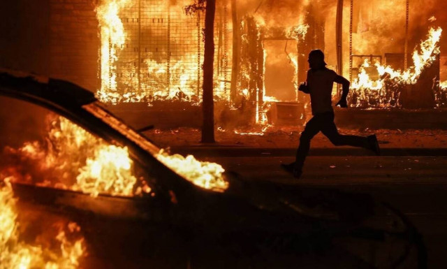 Σάλος: Πασίγνωστος αθλητής έδειρε διαδηλωτή - Σοκαριστικές εικόνες