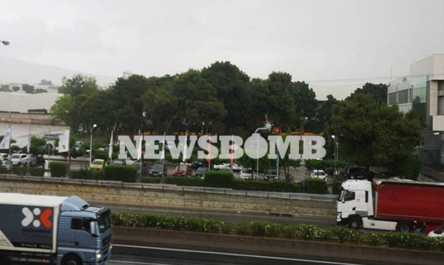 Καιρός ΤΩΡΑ: Ισχυρή χαλαζόπτωση στα βόρεια προάστια