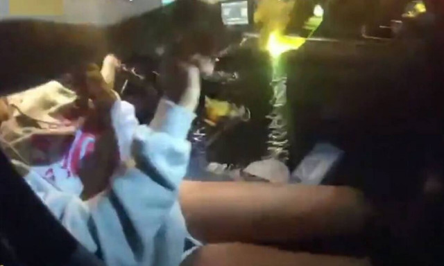 Νέο περιστατικό αστυνομικής βίας - «Κεραυνοβόλησαν» νεαρούς με τέιζερ (Σκληρές εικόνες)