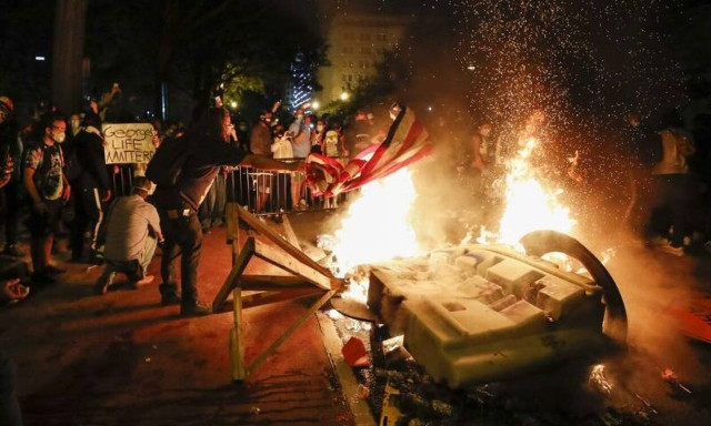 Συναγερμός στον Λευκό Οίκο: Φωτιές και δακρυγόνα - Φυγάδευσαν τον Ντόναλντ Τραμπ!