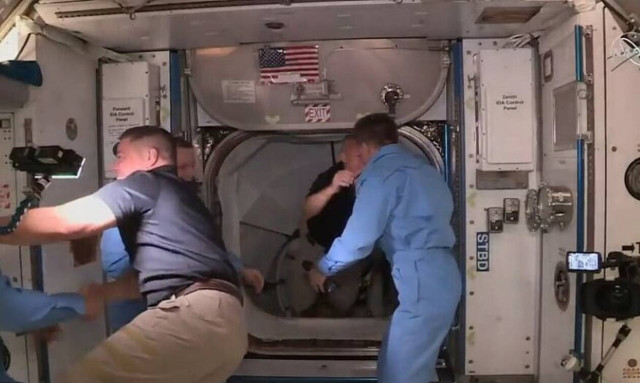 SpaceX: H γκάφα που δεν πρόσεξε κανείς στον Διαστημικό Σταθμό (video)