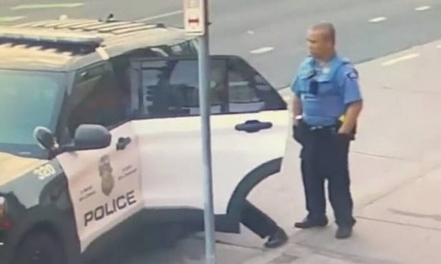 Τζορτζ Φλόιντ: Νέο βίντεο ντοκουμέντο - Τον χτυπούσαν μέσα στο περιπολικό