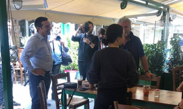 Στην πλατεία Καισαριανής ο Τσίπρας: Μίλησε με καταστηματάρχες και εργαζόμενους στην εστίαση