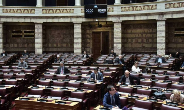 Έλληνας βουλευτής επιστρέφει στο θέατρο (pics)