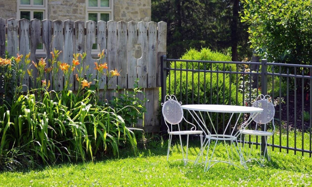 Τρόμος! Δεν πίστευε στα μάτια του με αυτό που κατέγραψε η κάμερα στον κήπο του (pics)