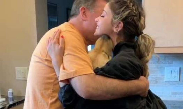 Ζηλιάρης σκύλος κάνει απίστευτα νάζια στην αφεντικίνα του! (video)