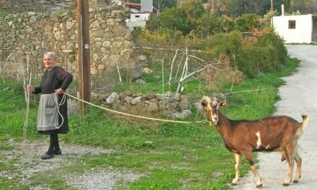 Η φωτογραφία με τη γιαγιά από την Κρήτη που θα σε... προβληματίσει!