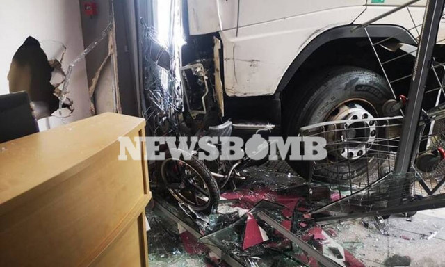 Φορτηγό «μπούκαρε» σε μαγαζί της Πειραιώς: Εικόνες από το σημείο