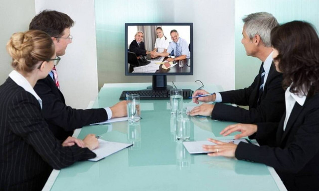 Χαμός σε τηλεδιάσκεψη: Ευρωβουλευτής εμφανίστηκε… χωρίς ρούχα