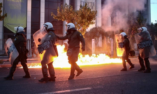 Επεισόδια και χημικά έξω από την αμερικανική πρεσβεία