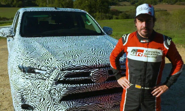 O Fernando Alonso δοκιμάζει το νέο Toyota Hilux με νέο κινητήρα 2.800 κυβικών