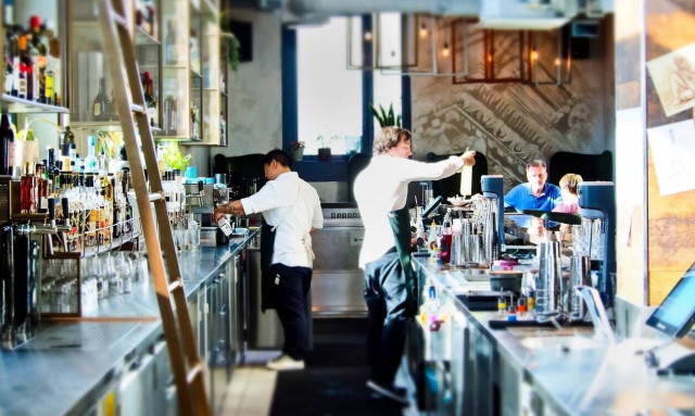 Άρση μέτρων: Ανοίγουν μπαρ, νυχτερινά κέντρα και εσωτερικοί χώροι εστίασης - Πώς θα λειτουργήσουν