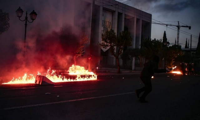 Τζορτζ Φλόιντ: Καρέ - καρέ τα επεισόδια έξω από την αμερικανική πρεσβεία