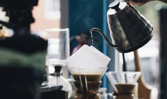 Ξύπνησε και πήγε να πιει καφέ: Αυτό που είδε θα της μείνει αξέχαστο (pics)