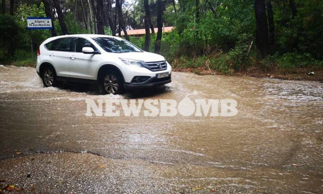 Καιρός ΤΩΡΑ: Ισχυρή καταιγίδα στα βόρεια προάστια - Πλημμύρισαν δρόμοι